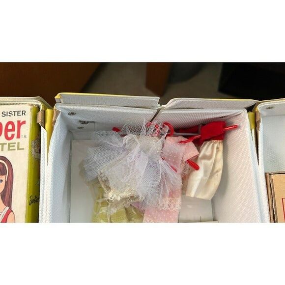 Vintage 1963 Barbie "Skipper" Playset! Case, Booklet, Doll, Outfits & Accessorie - Picture 10 of 11